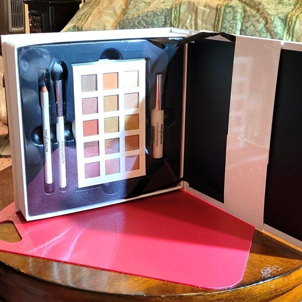 BRAND NEW  PROFUSION BEAUTY BOX EYE COLLECTION